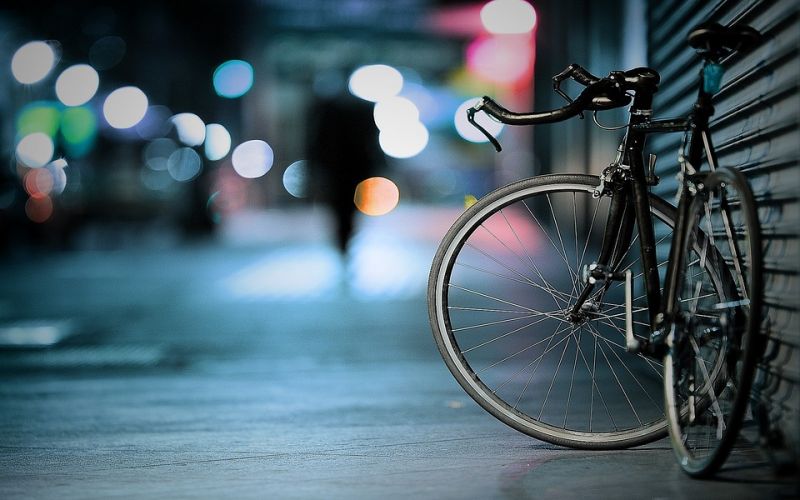 Savval önti le a nőket az utcán az ismeretlen biciklista