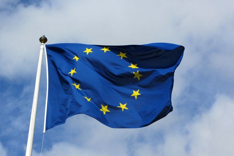 "Tolvajok!' – skandálták az EU-s zászlóba rendeződött tüntetők a kormánynak
