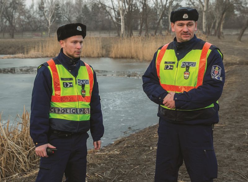 Jeges tóból mentették ki a rendőrök a 13 éves kislányt és kutyáját