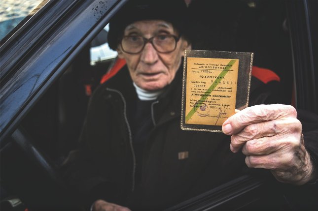Jogosítvány nélkül vezet a 90 éves Józsi bácsi