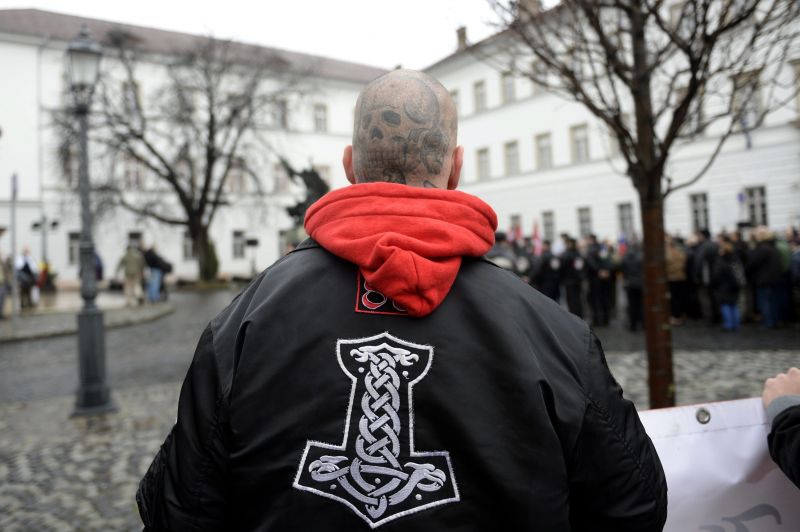 A Waffen SS-t éltették Budapesten feketébe öltözött szélsőjobbosok