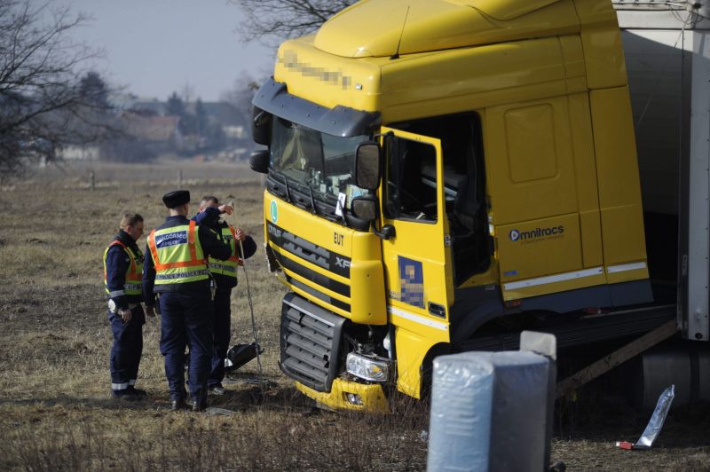 Őrizetbe vették az M5-ös autópályán halálos balesetet okozó kamionsofőrt