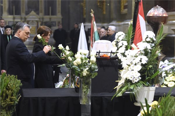 Így vett végső búcsút Orbán Viktor – eltemették Torgyán Józsefet