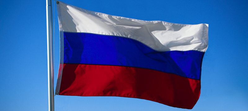 Hatalmas átverés: orosz zászlókat osztogattak Trump közönségének