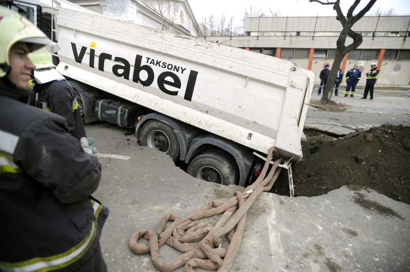 Beszakadt az úttest egy teherautó alatt Budapesten – fotók