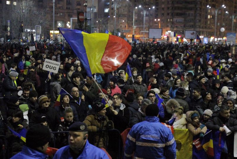 Folytatódnak a tömegtüntetések Romániában, már a kormány léte a tét