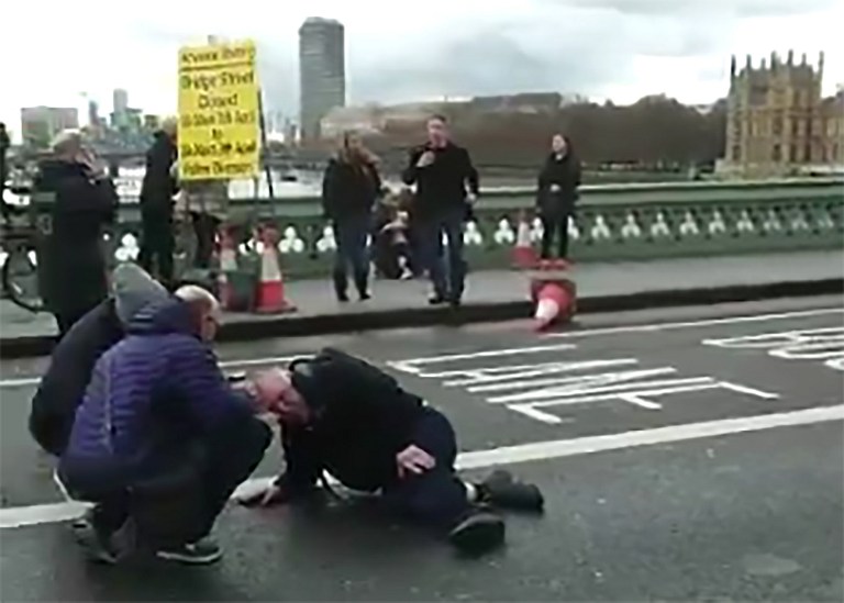 Lövések dördültek a brit parlamentnél, egy rendőrt megkéseltek