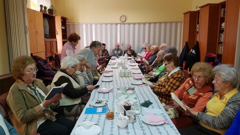 Felszenteltek egy X-boxot Orosházán a nyugdíjasoknak