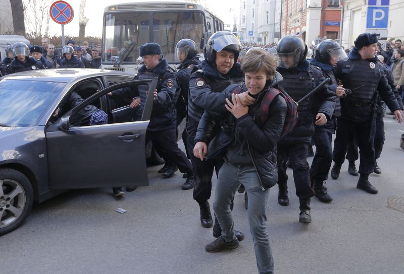 Már le is csukták az orosz ellenzék vezérét a tüntetések miatt