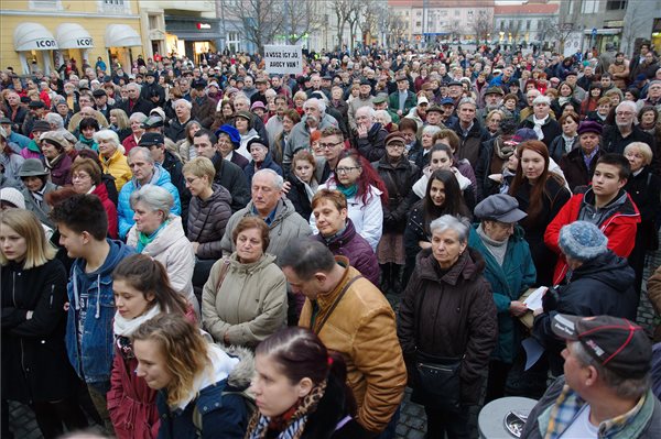 Közel ezren tüntettek Jordán Tamás mellett – új pályázatot ír ki az önkormányzat