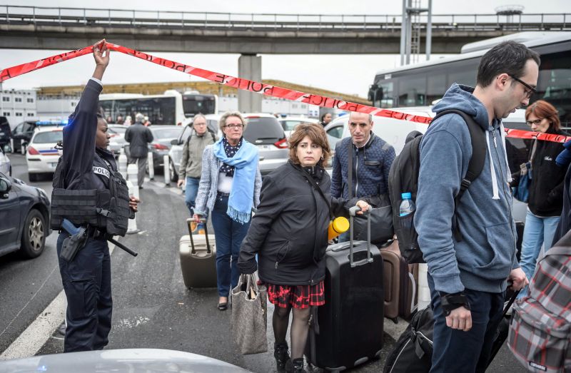 Radikális volt a párizsi reptéren lelőtt támadó