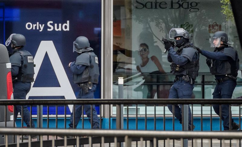 Radikális volt a párizsi reptéren lelőtt támadó