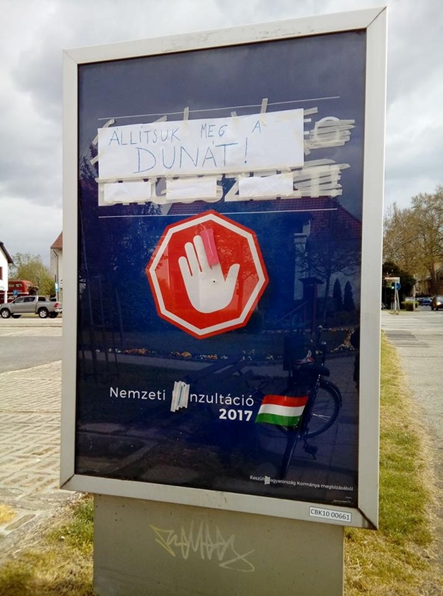 Vicces üzeneteket kap a kormány a Brüsszel-ellenes plakátokon