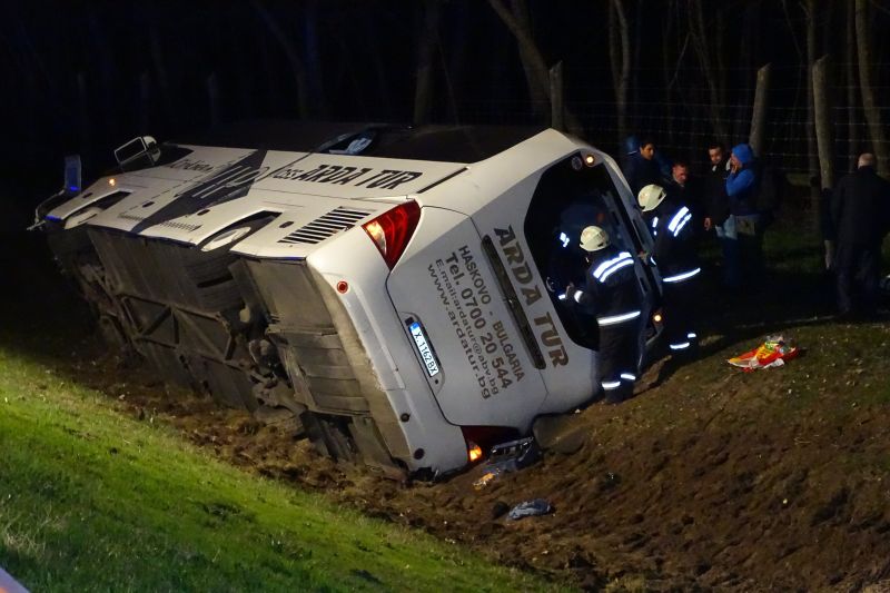 Felborult egy autóbusz az M5-ös autópályán, öten megsérültek – fotók