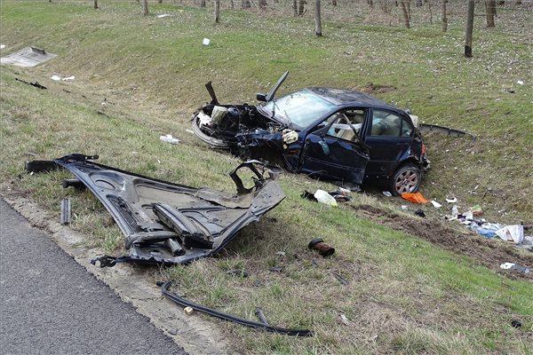 Fotók a halálos balesetről – totálkárosra tört egy autó az M5-ösön