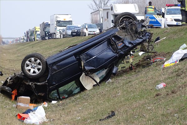 Fotók a halálos balesetről – totálkárosra tört egy autó az M5-ösön