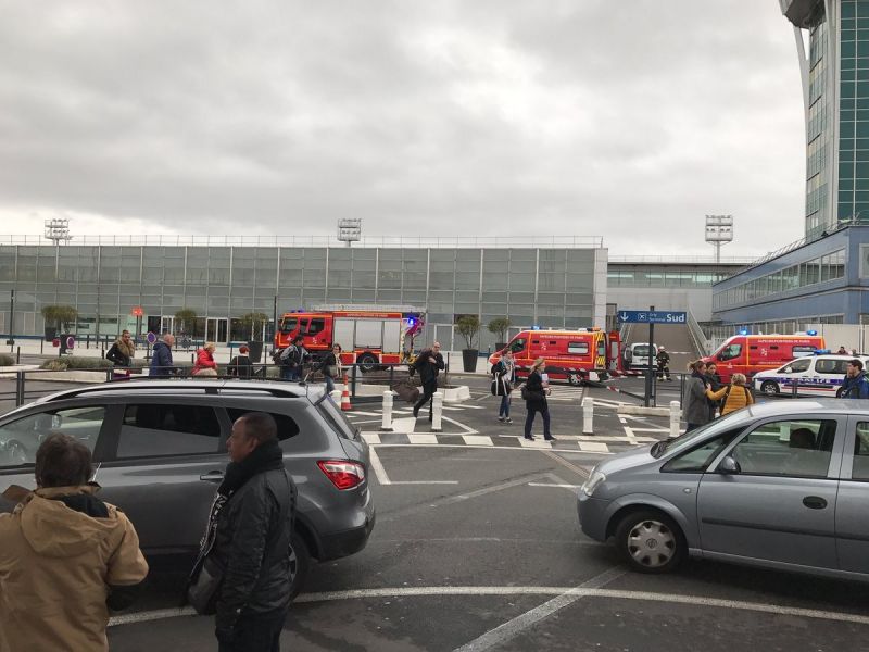 Lövöldözés volt a párizsi reptéren