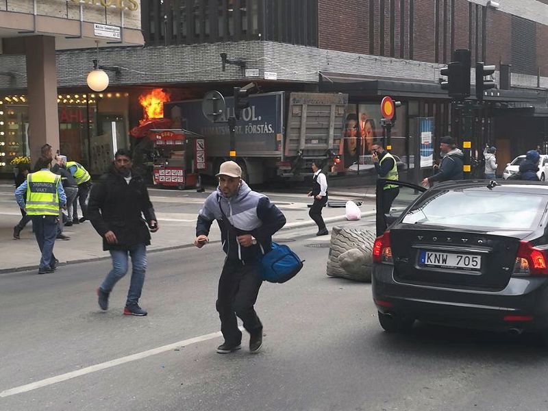 A tömegbe hajtott egy teherautó Stockholmban – legalább három halott