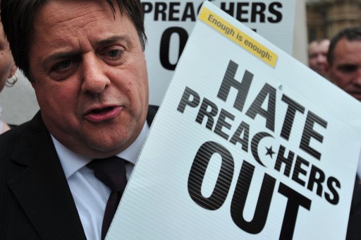 Kitiltották Magyarországról a Brit Nemzeti Párt elnökét