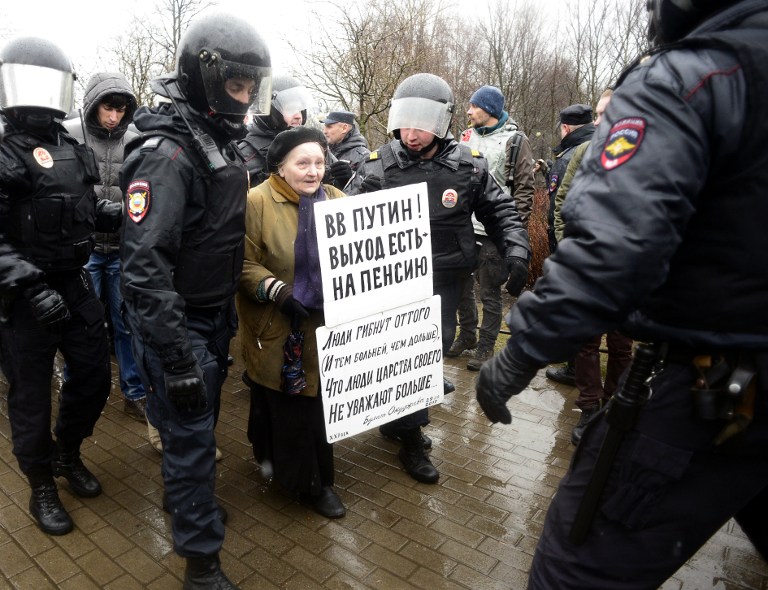 A hét képei a négykézláb mászó maratonistától a Putyin ellen tüntető nagyiig