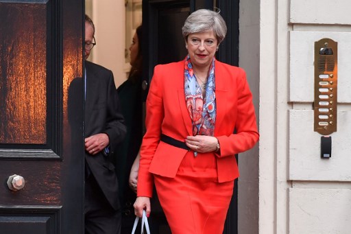 A választási kudarc ellenére nem mond le Theresa May