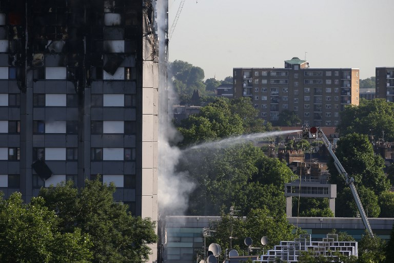 Brutális fotók a lángoló londoni toronyházról