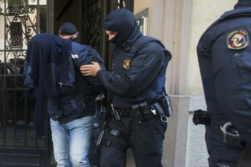 Kilenc feltételezett dzsihadistát fogtak el Barcelonában