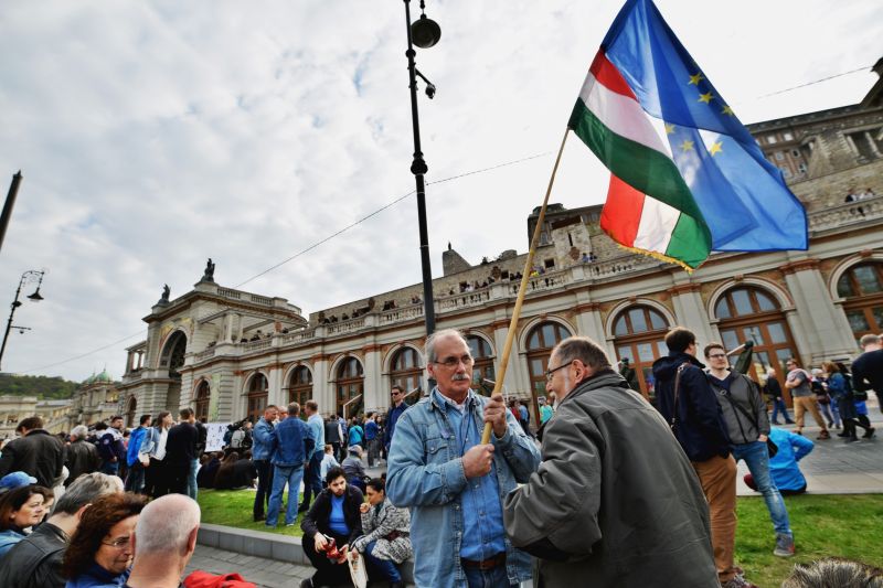 Több tízezres tömeg tüntetett a CEU megmaradásáért Budapesten – fotók