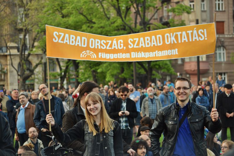 Több tízezres tömeg tüntetett a CEU megmaradásáért Budapesten – fotók