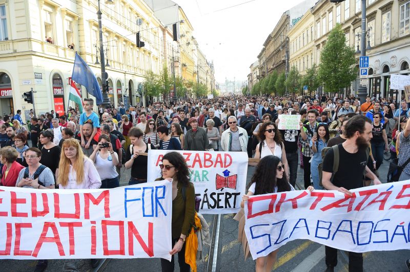Ezrek tüntetnek a Közép-európai Egyetem mellett Budapesten