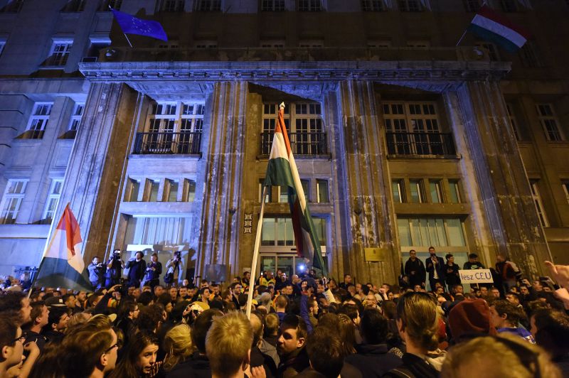 Beállt a Nagykörút, a Fidesz-székházhoz vonultak a tüntetők