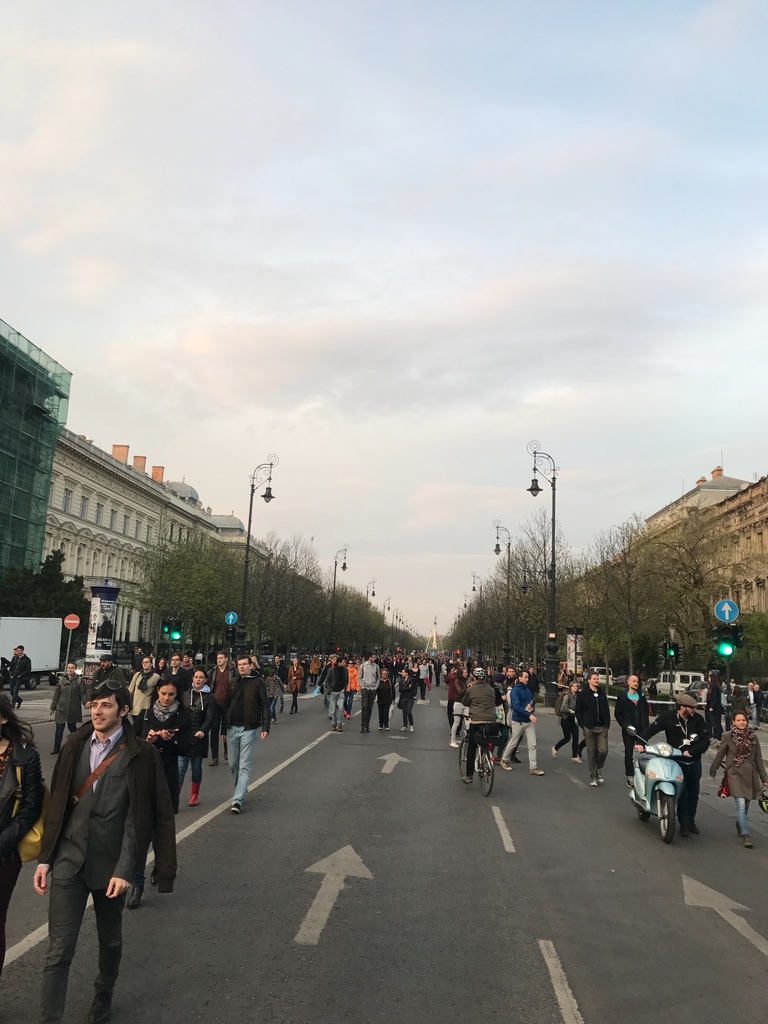 A Kossuth térről a belvárosba tart a tömeg