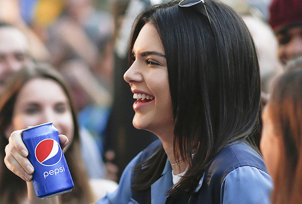 Ez nagyon félrement: 24 órán belül vonta vissza új reklámját a Pepsi