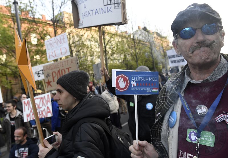 Az orosz befolyás növekedése ellen tüntettek a budapesti orosz nagykövetség közelében