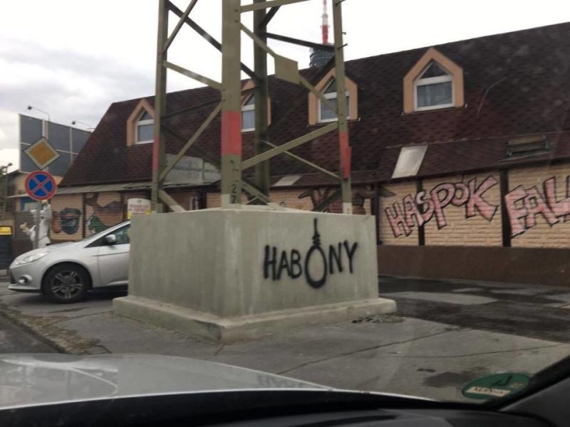Lefestették a "Habony" feliratú graffitit, mostmár "Halál Sorosra"