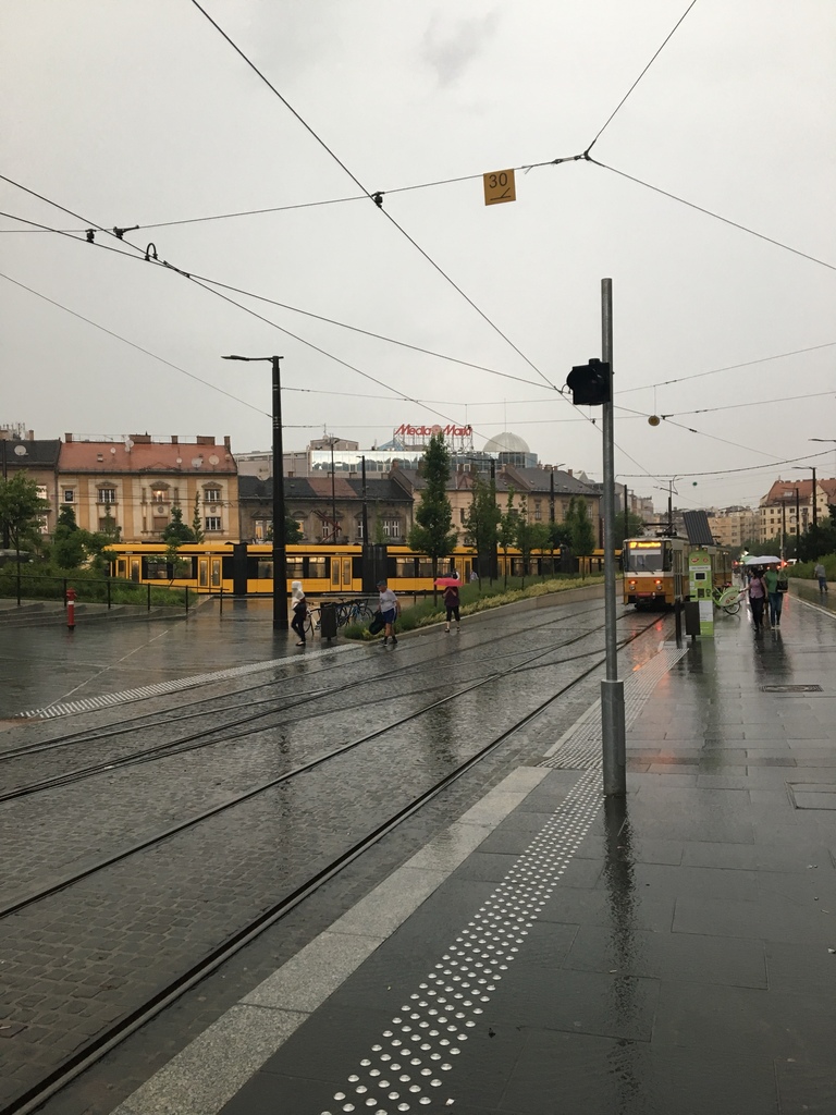 Szakad az eső a fővárosban – több járat módosítva közlekedik