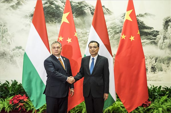 Orbán Pekingben szemlélt díszőrséget – fotók