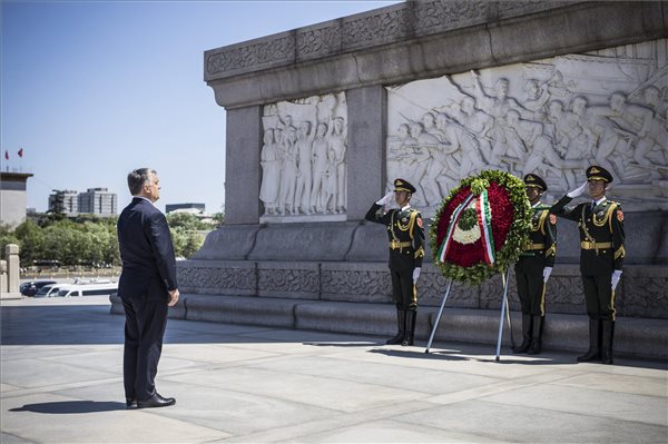 Orbán a Tienanmen téri kommunista emlékművet koszorúzta meg