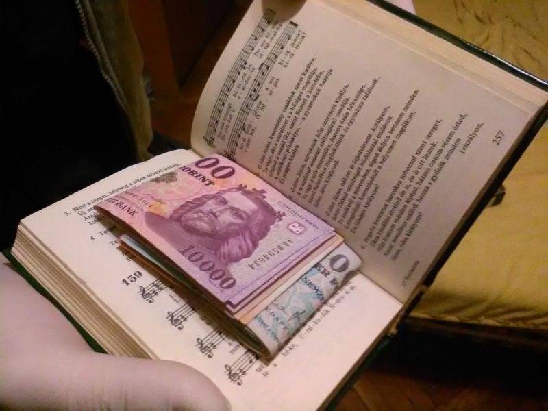 Kábszer-razzia Böhönyén: zsoltároskönyv rejtette a pénzt