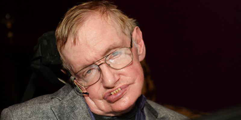 Stephen Hawking szerint 100 éven belül el kell hagynunk a Földet