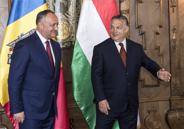 Orbán Viktor a moldovai államfővel tárgyalt