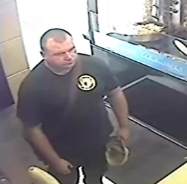 Fegyverrel fenyegetőzött egy férfi egy gyorsétteremben – keresik