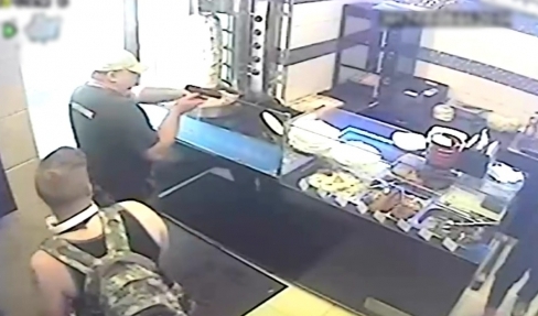 Fegyverrel fenyegetőzött egy férfi egy gyorsétteremben – keresik