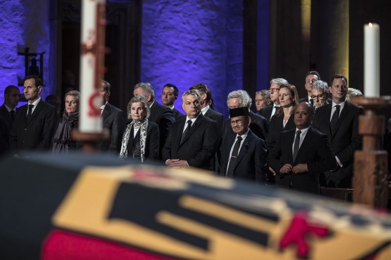 Gyászmisével és katonai tiszteletadással ért véget Helmut Kohl búcsúztatása
