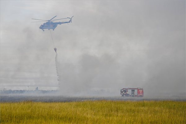 Ég a Hortobányi Nemzeti Park mocsaras vidéke, helikopterekkel is oltják