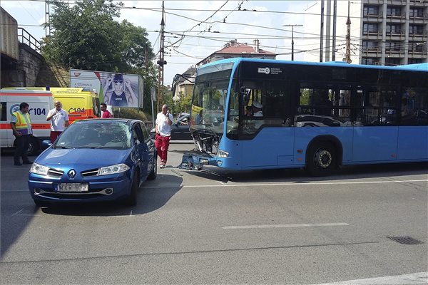 Busz és személyautó ütközött Budapesten, tíz utas megsérült