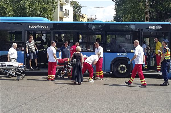 Busz és személyautó ütközött Budapesten, tíz utas megsérült