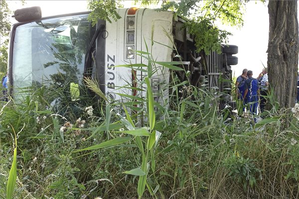 Felborult egy autóbusz Cegléd határában, 16-an megsérültek