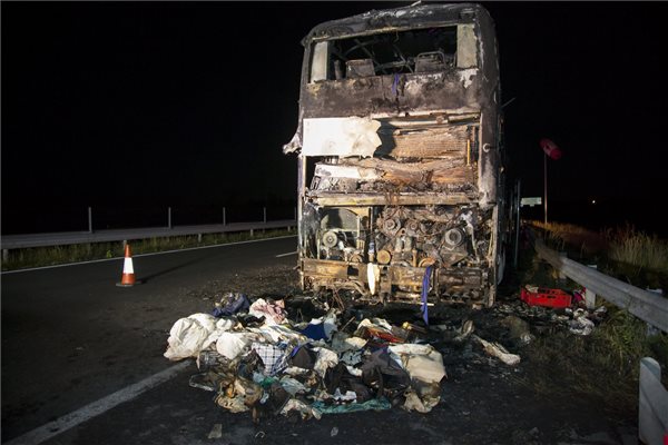 Kiégett egy magyar turistabusz az M7-es autópályán