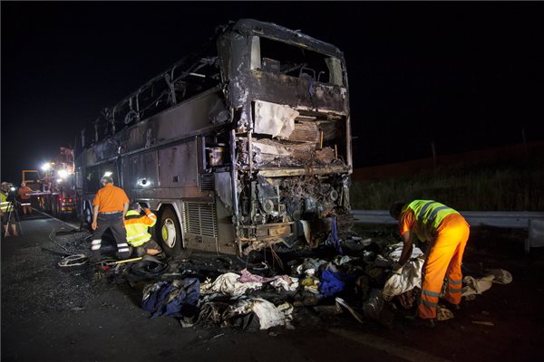 Kiégett egy magyar turistabusz az M7-es autópályán